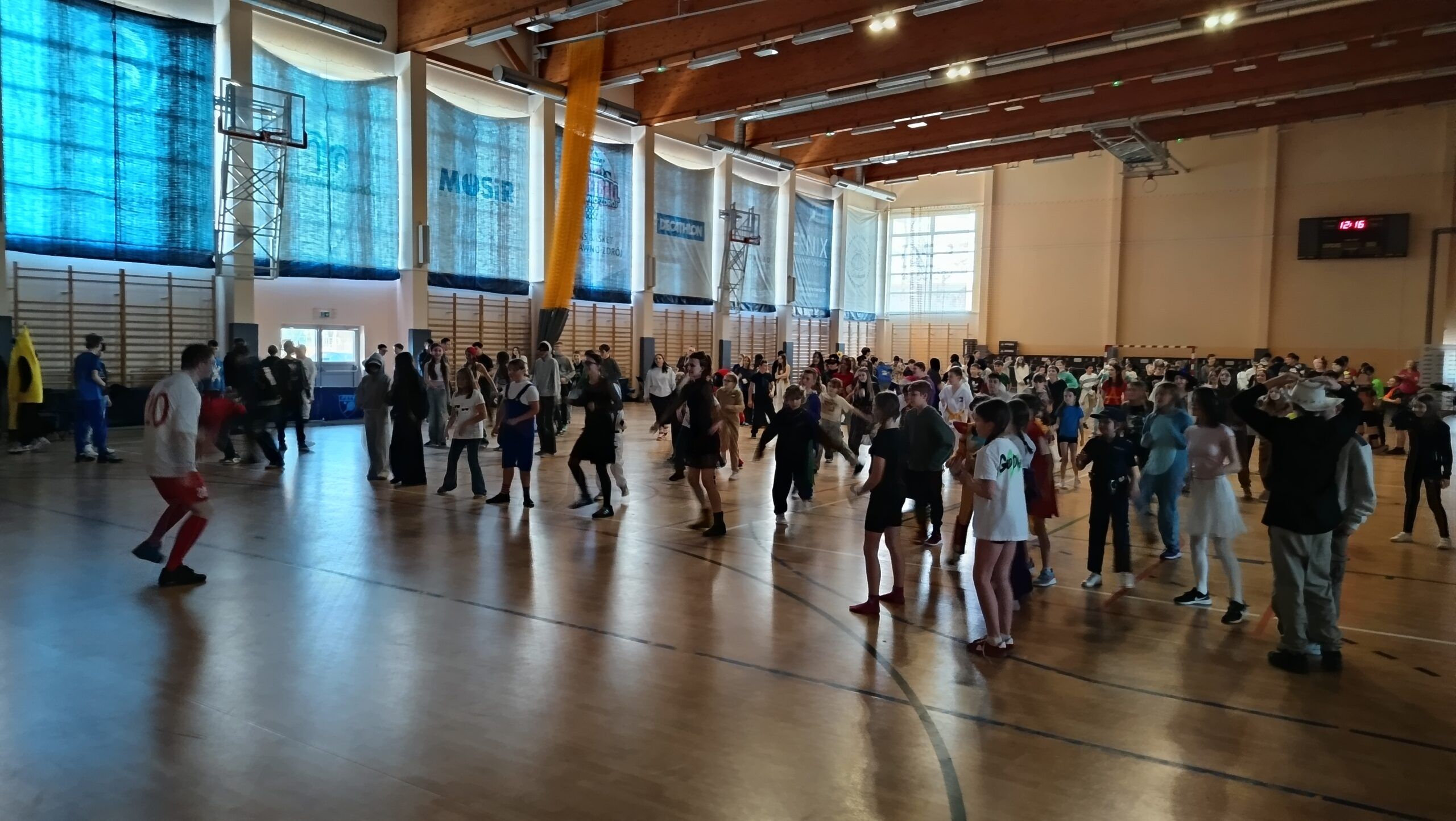 uczniowie uczestniczący w balu karnawałowym