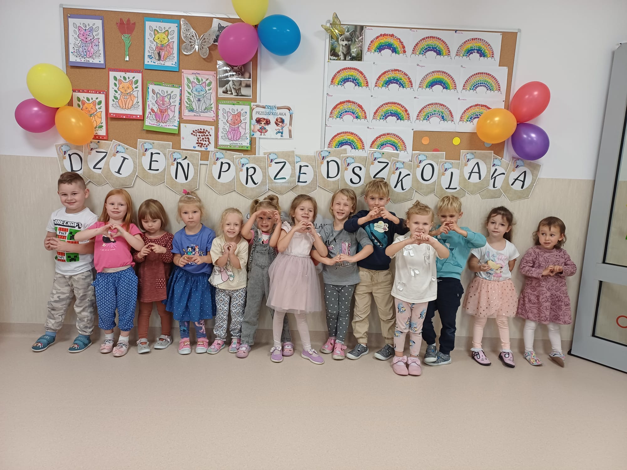 Uczniowie z balonami