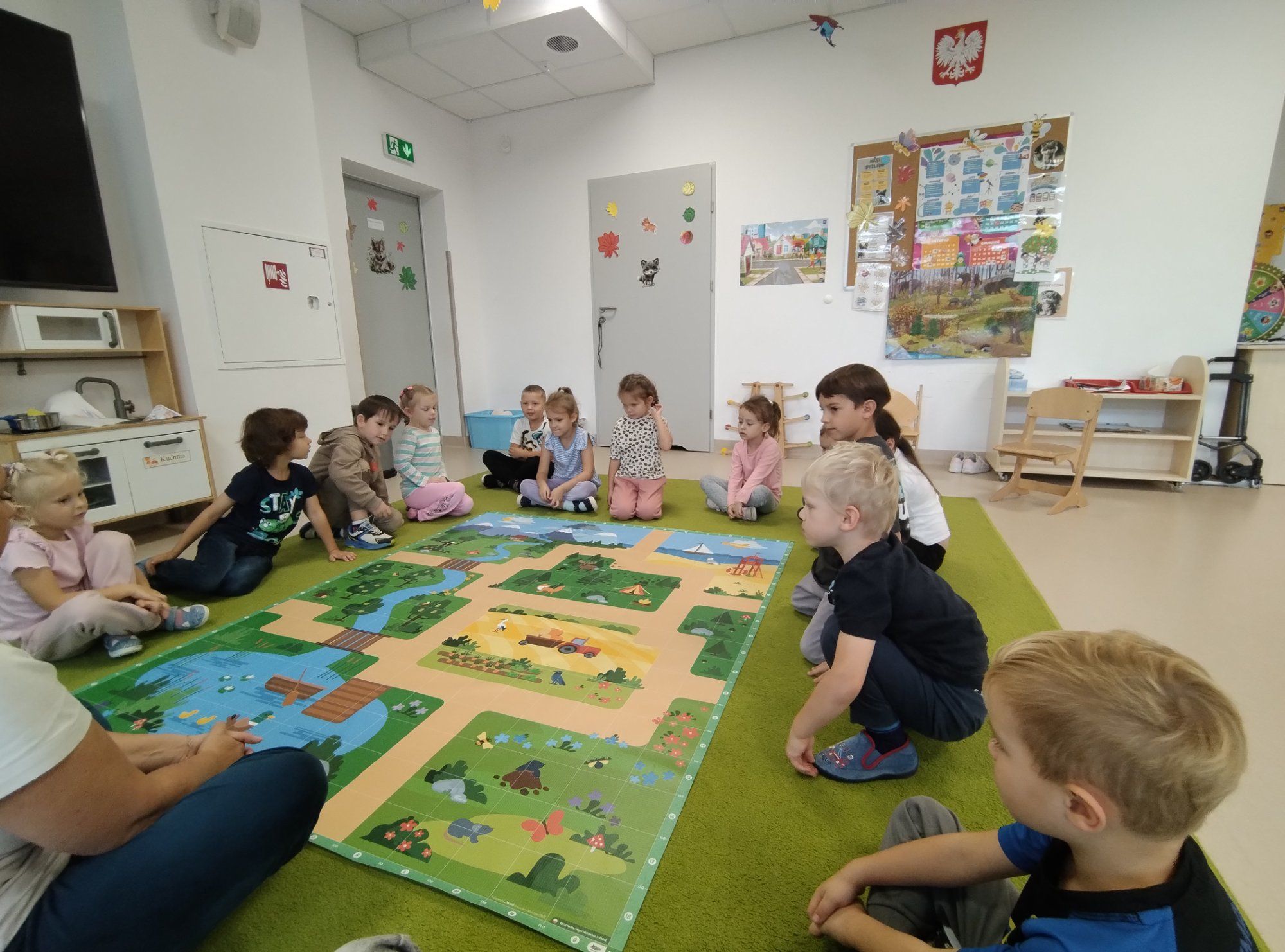 Dzieci bawiące się klockami