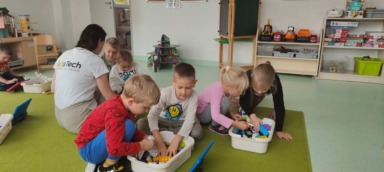Dzieci bawiące się klockami