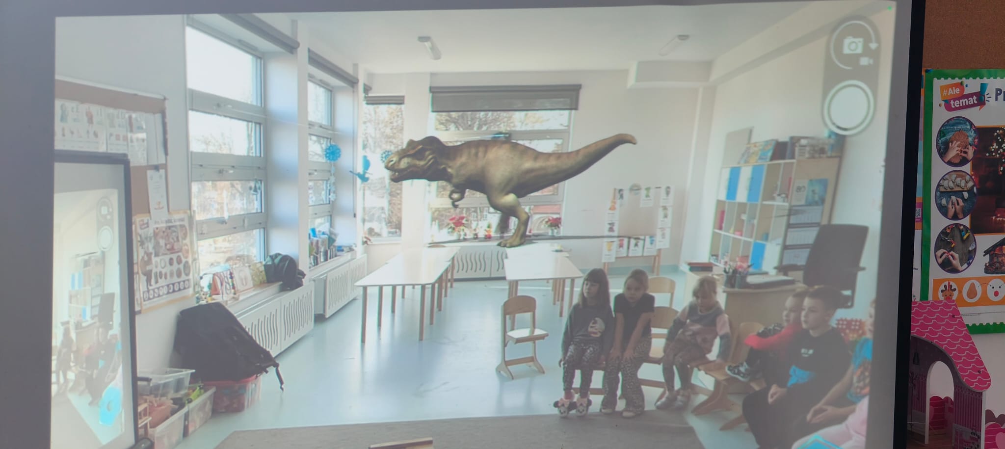dzieci oglądające dinozury