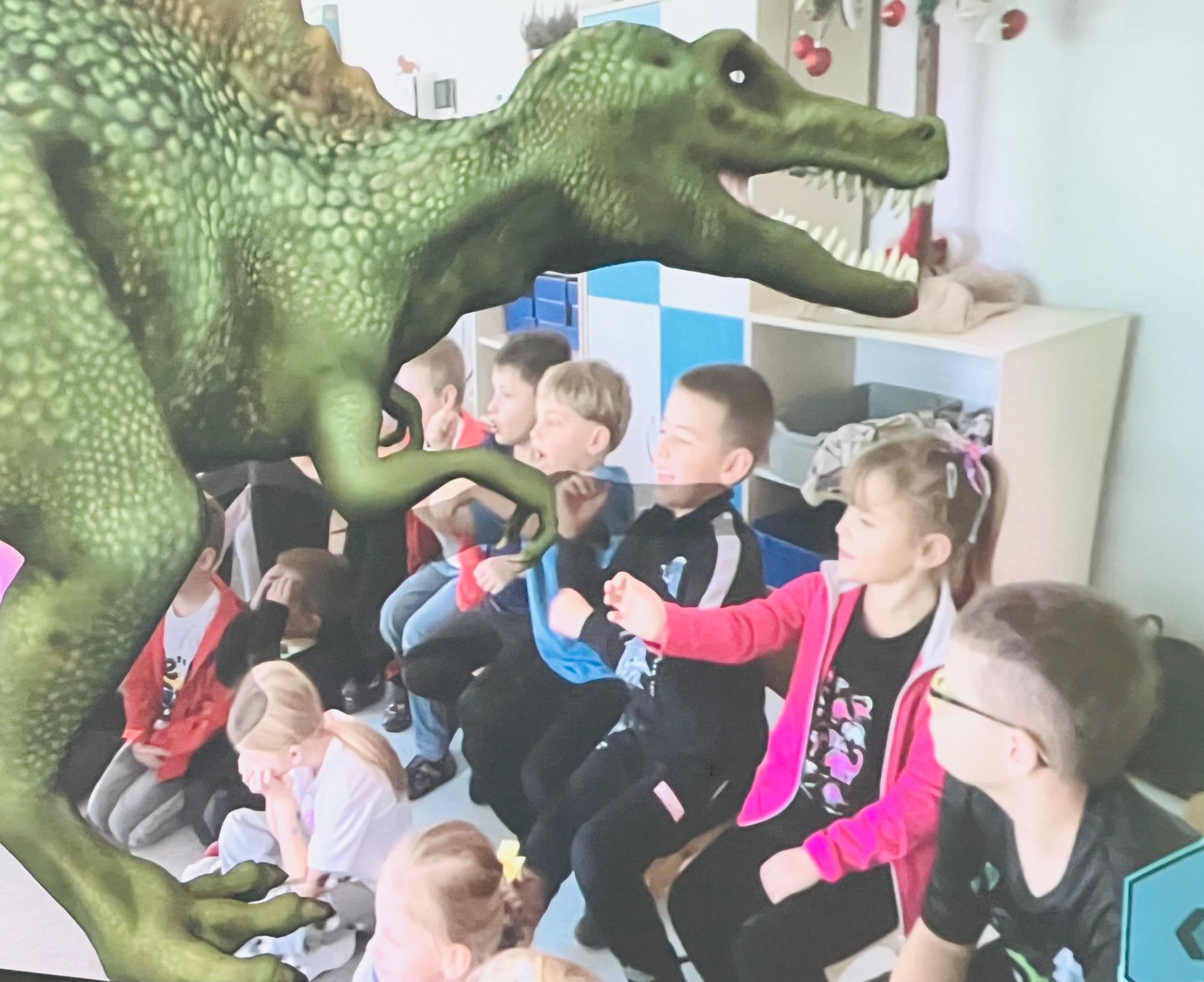 dzieci oglądające dinozury