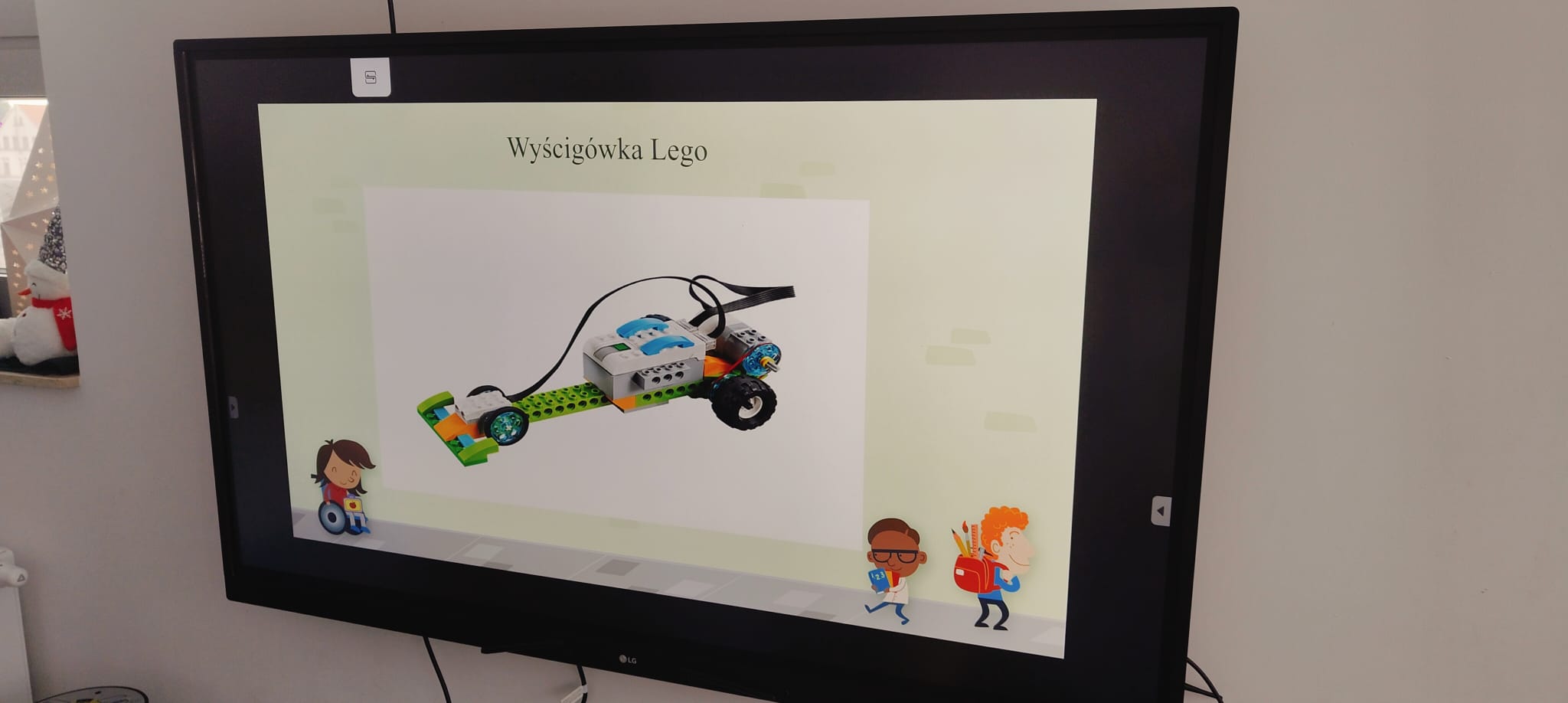 dzieci bawiące się robotami
