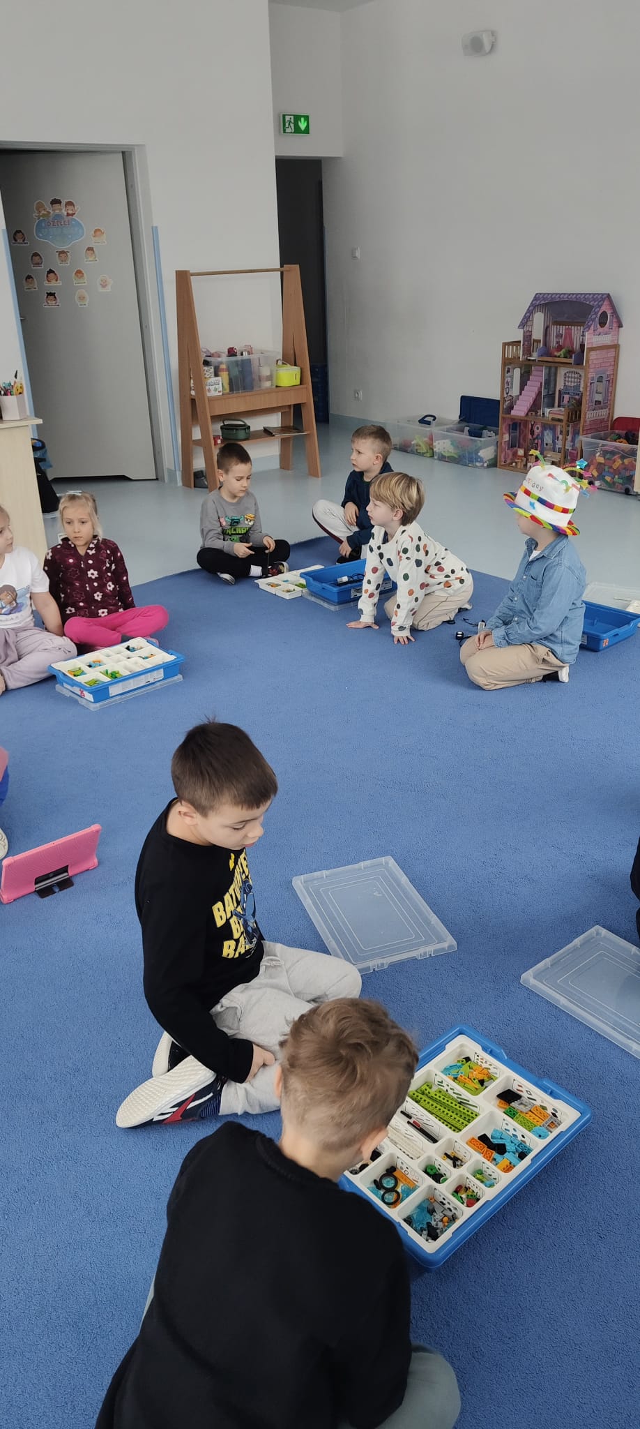 dzieci bawiące się robotami