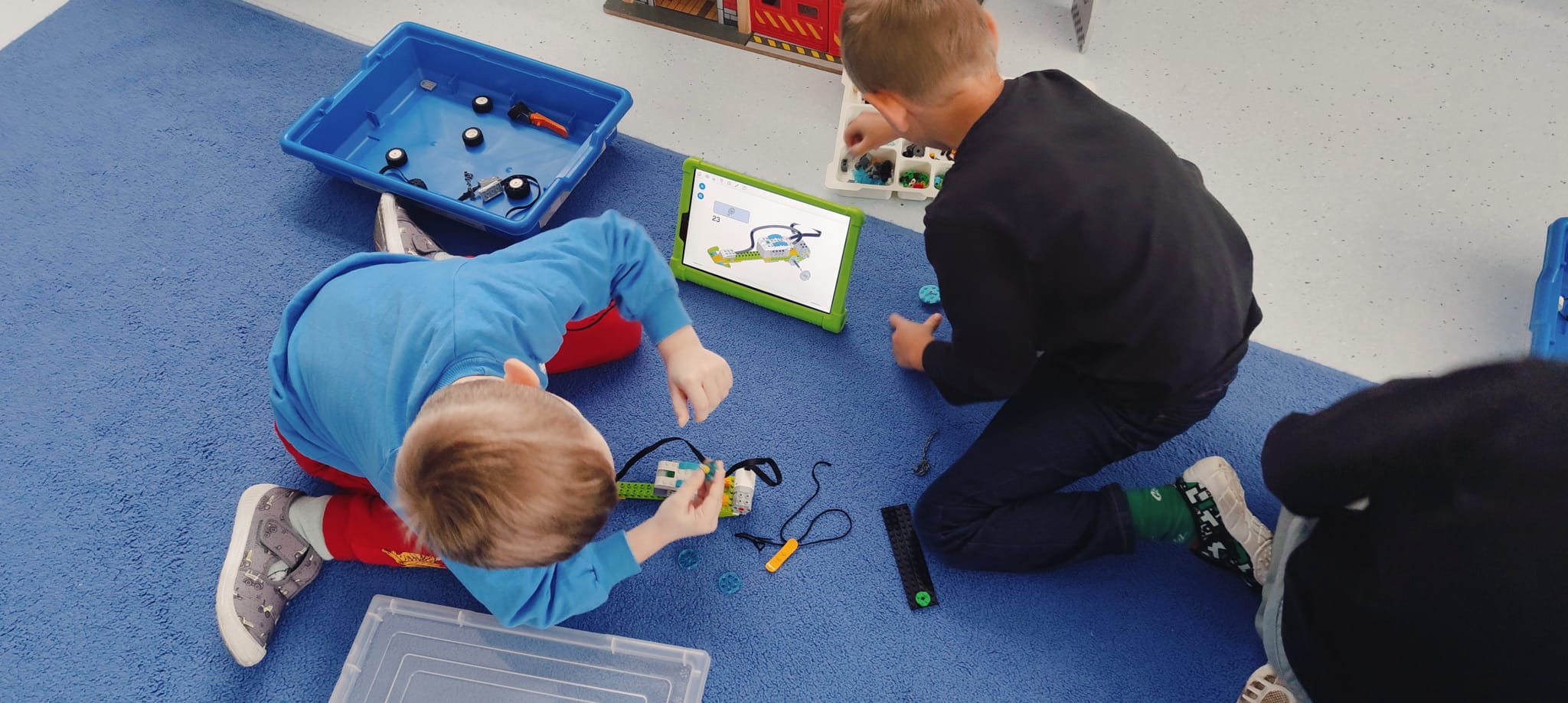dzieci bawiące się robotami