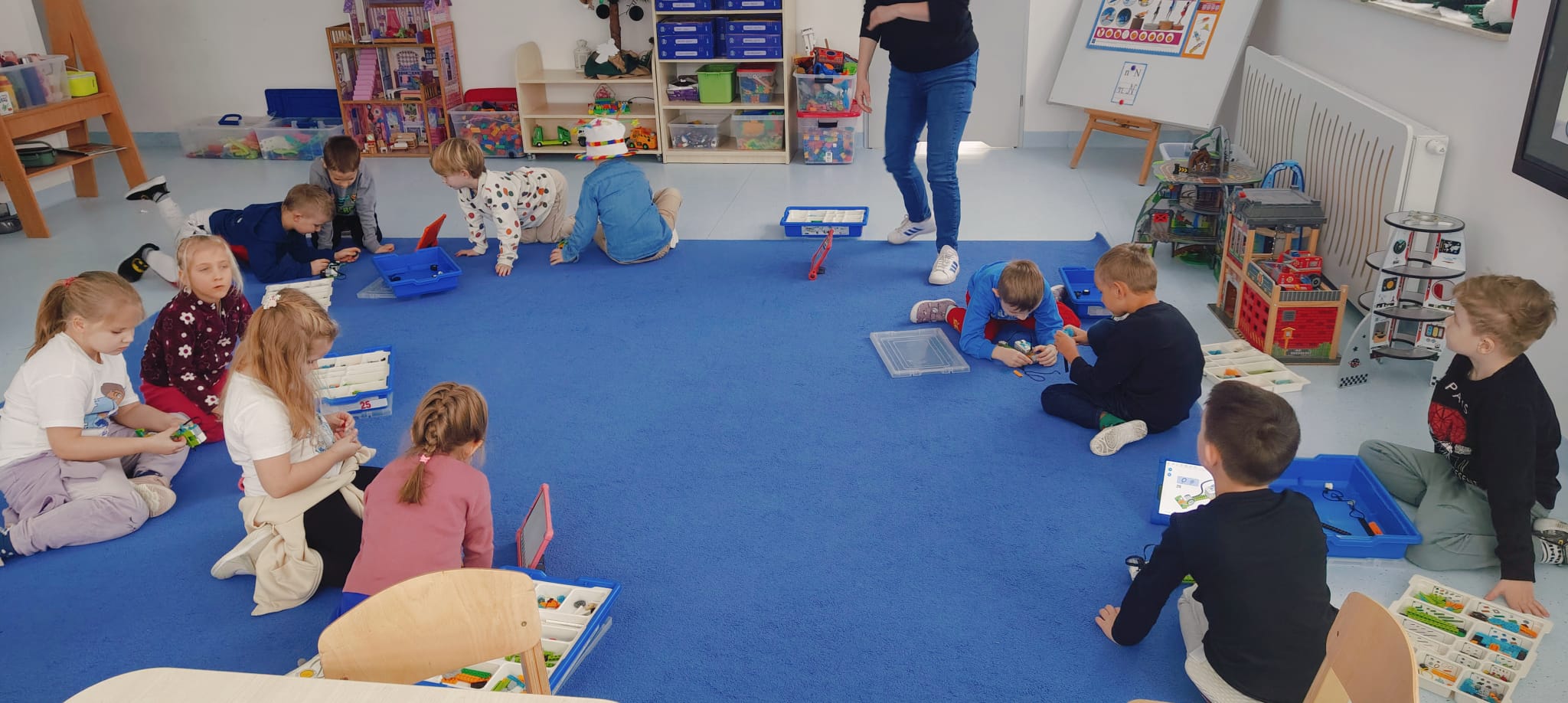 dzieci bawiące się robotami