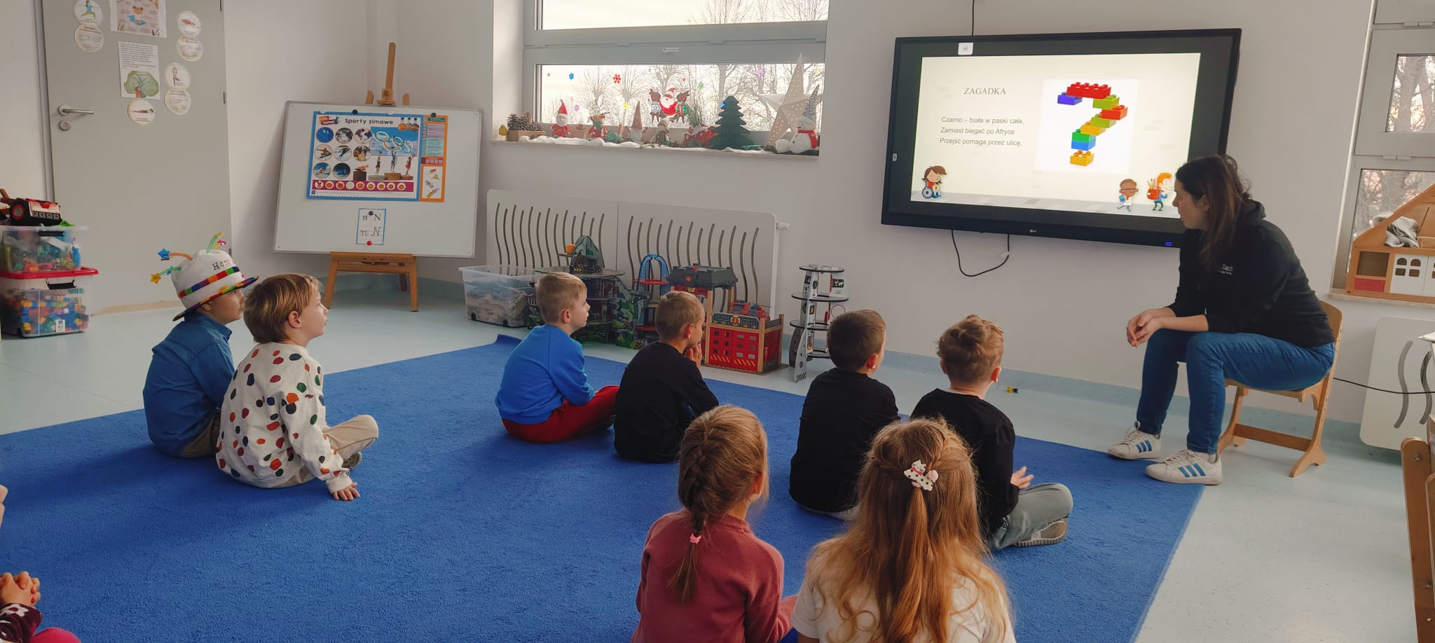 dzieci bawiące się robotami