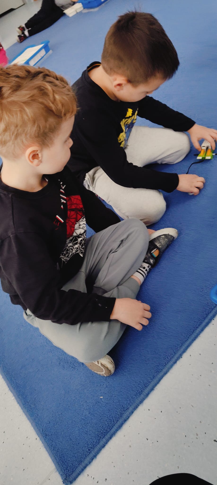 dzieci bawiące się robotami