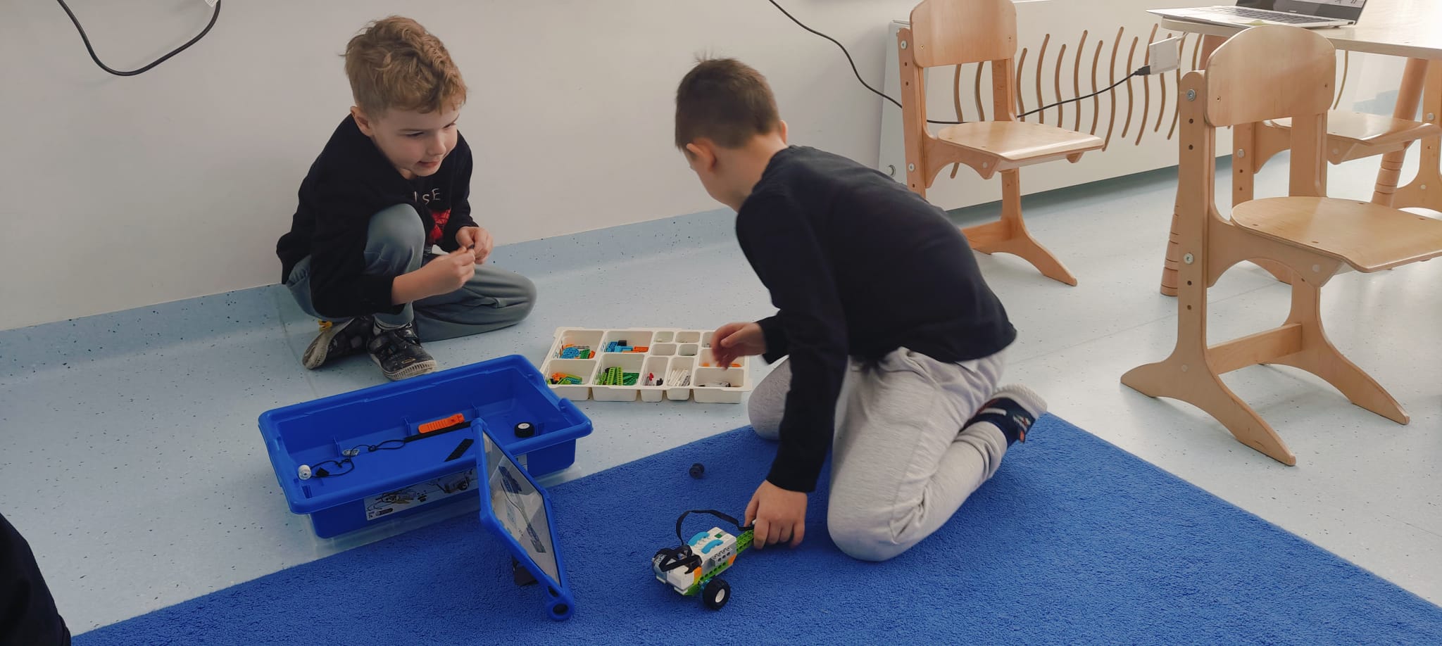 dzieci bawiące się robotami
