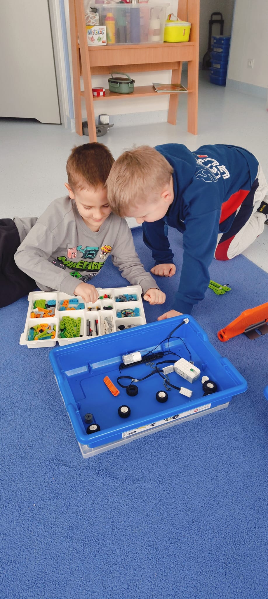 dzieci bawiące się robotami