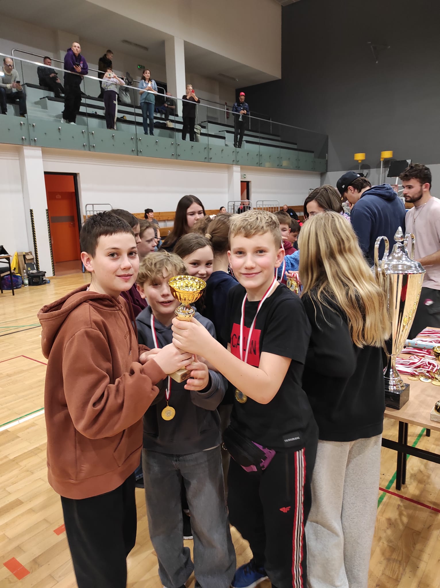uczniowie podczas turnieju sportowego