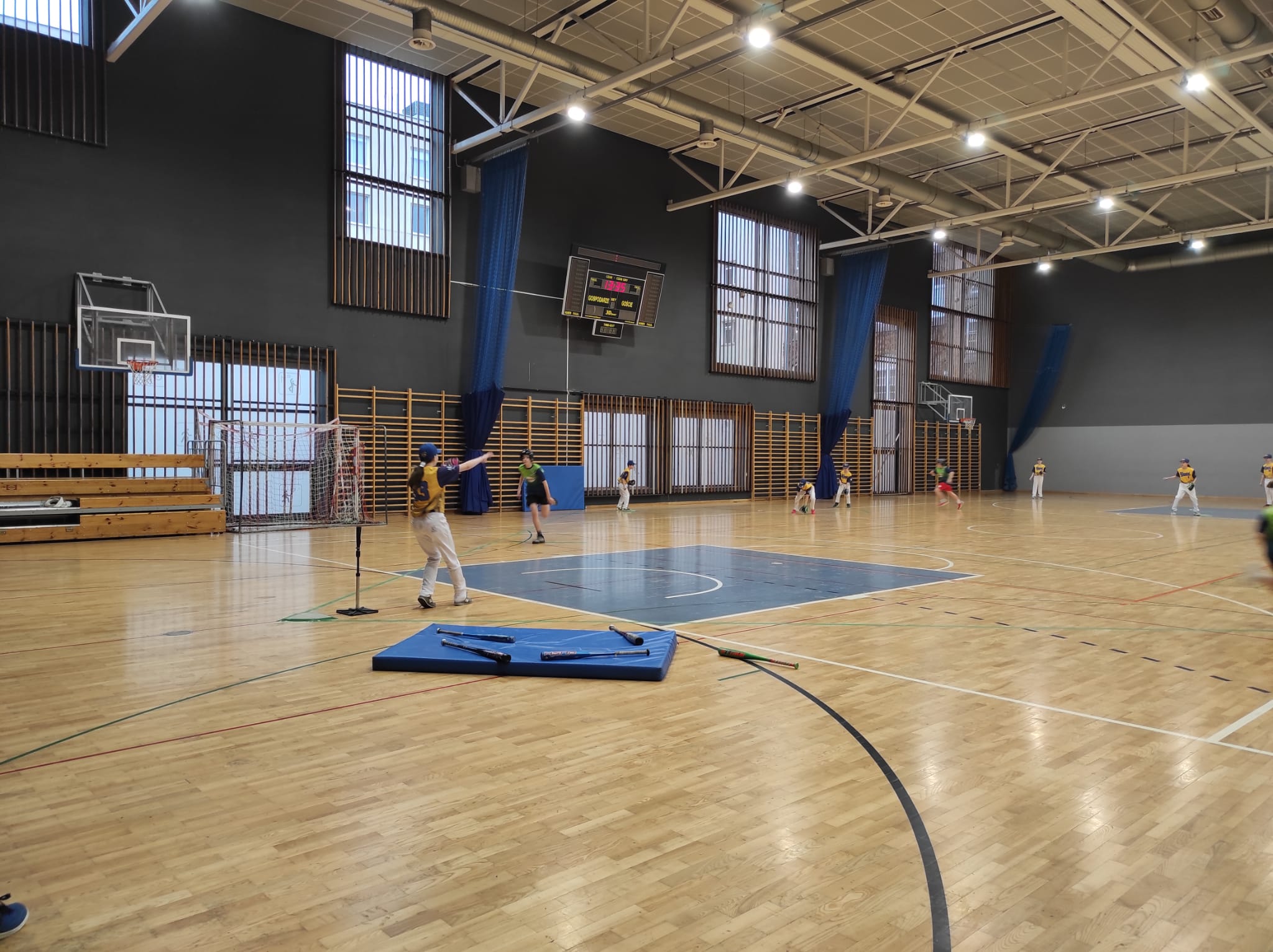 uczniowie podczas turnieju sportowego