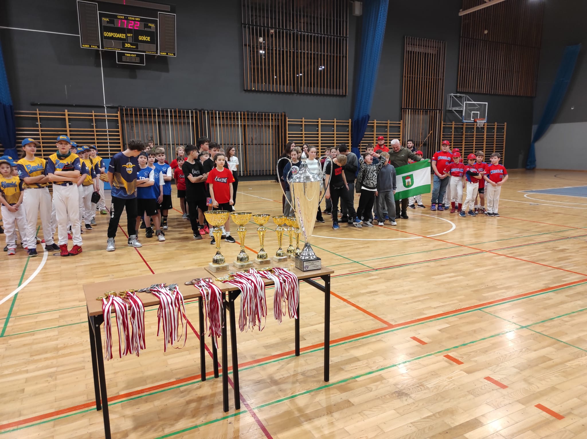 uczniowie podczas turnieju sportowego