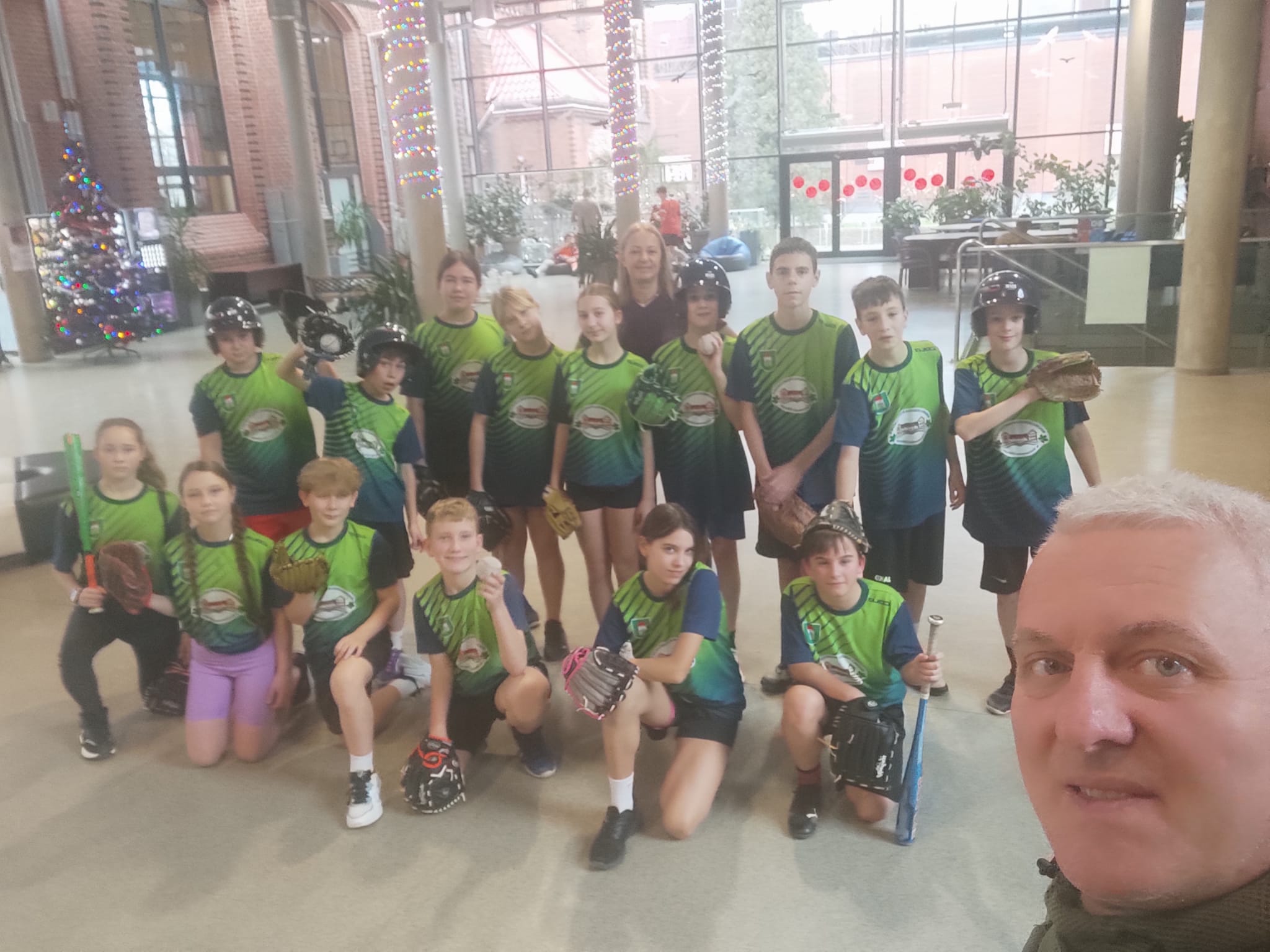 uczniowie podczas turnieju sportowego