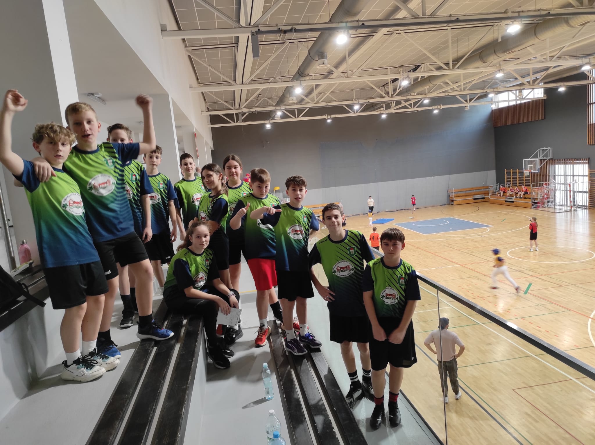 uczniowie podczas turnieju sportowego