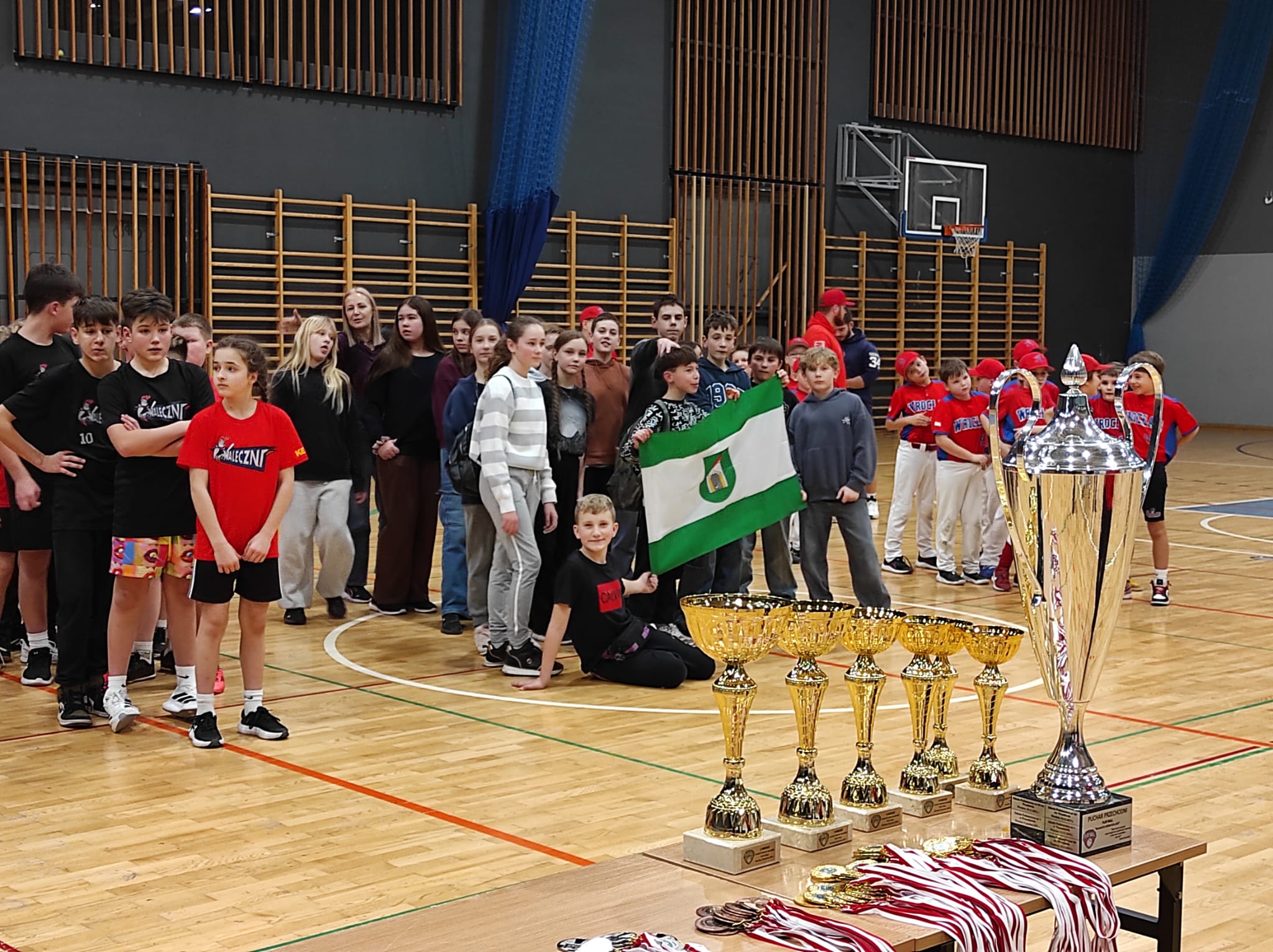 uczniowie podczas turnieju sportowego