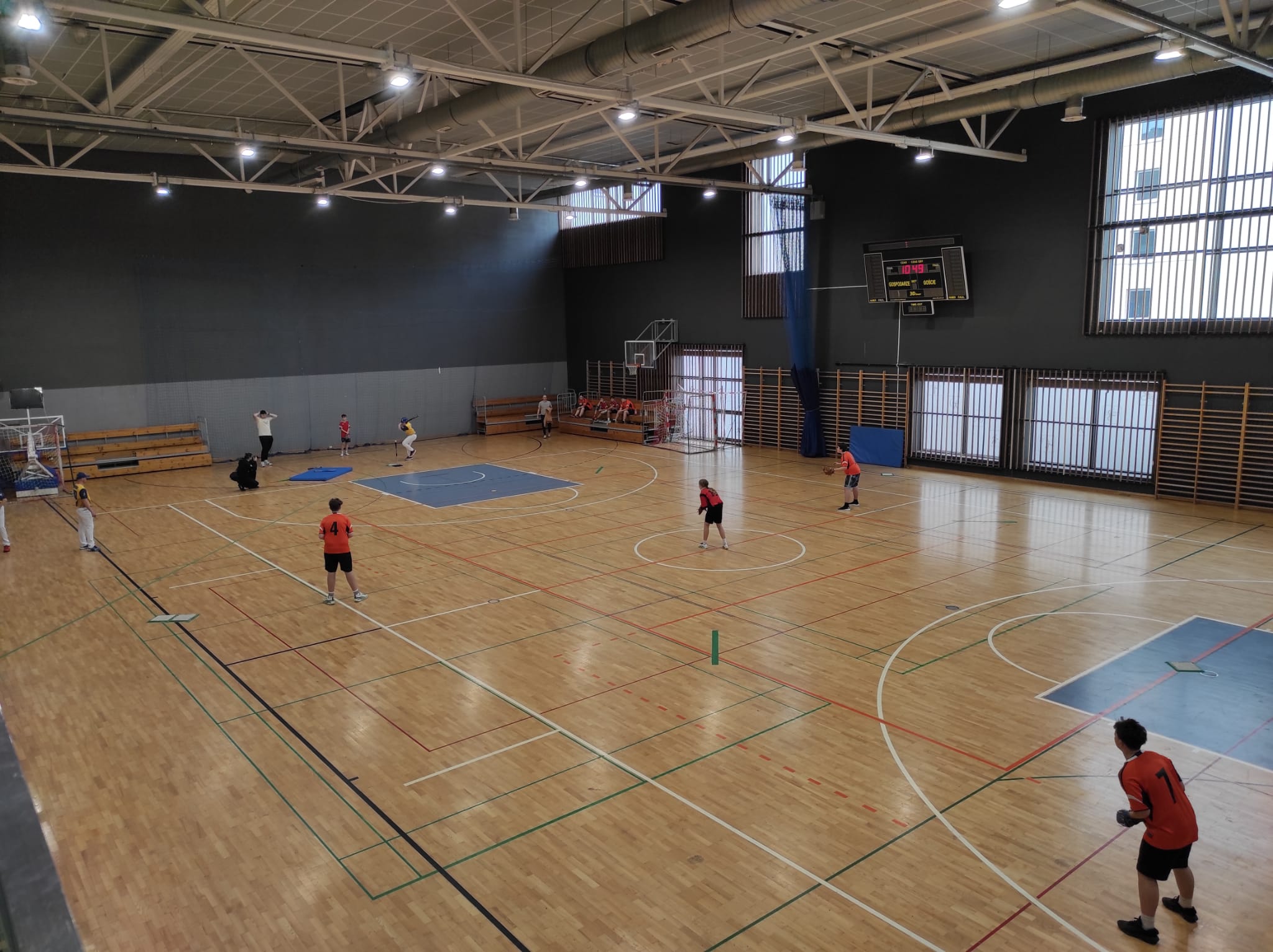 uczniowie podczas turnieju sportowego
