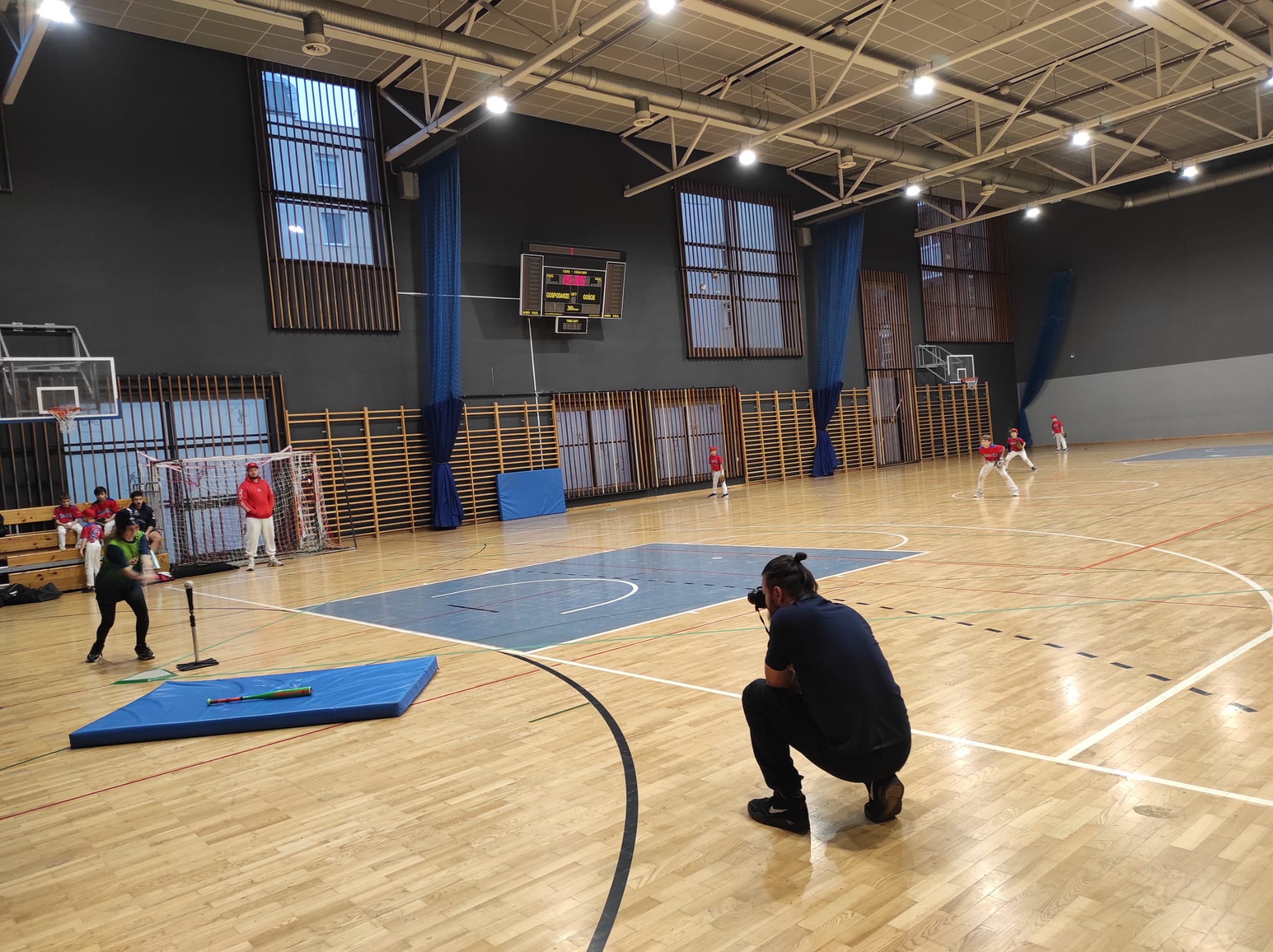 uczniowie podczas turnieju sportowego
