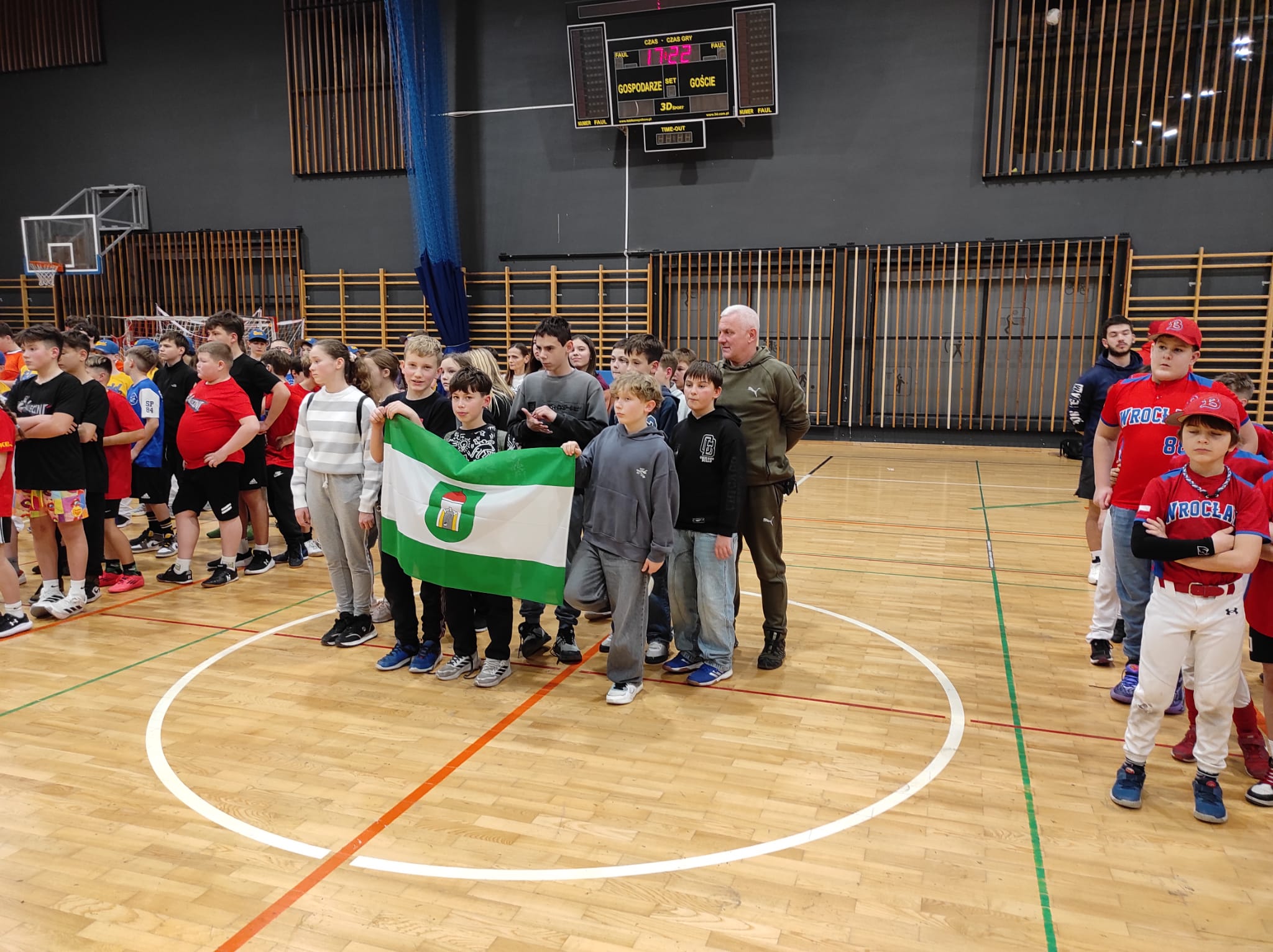 uczniowie podczas turnieju sportowego