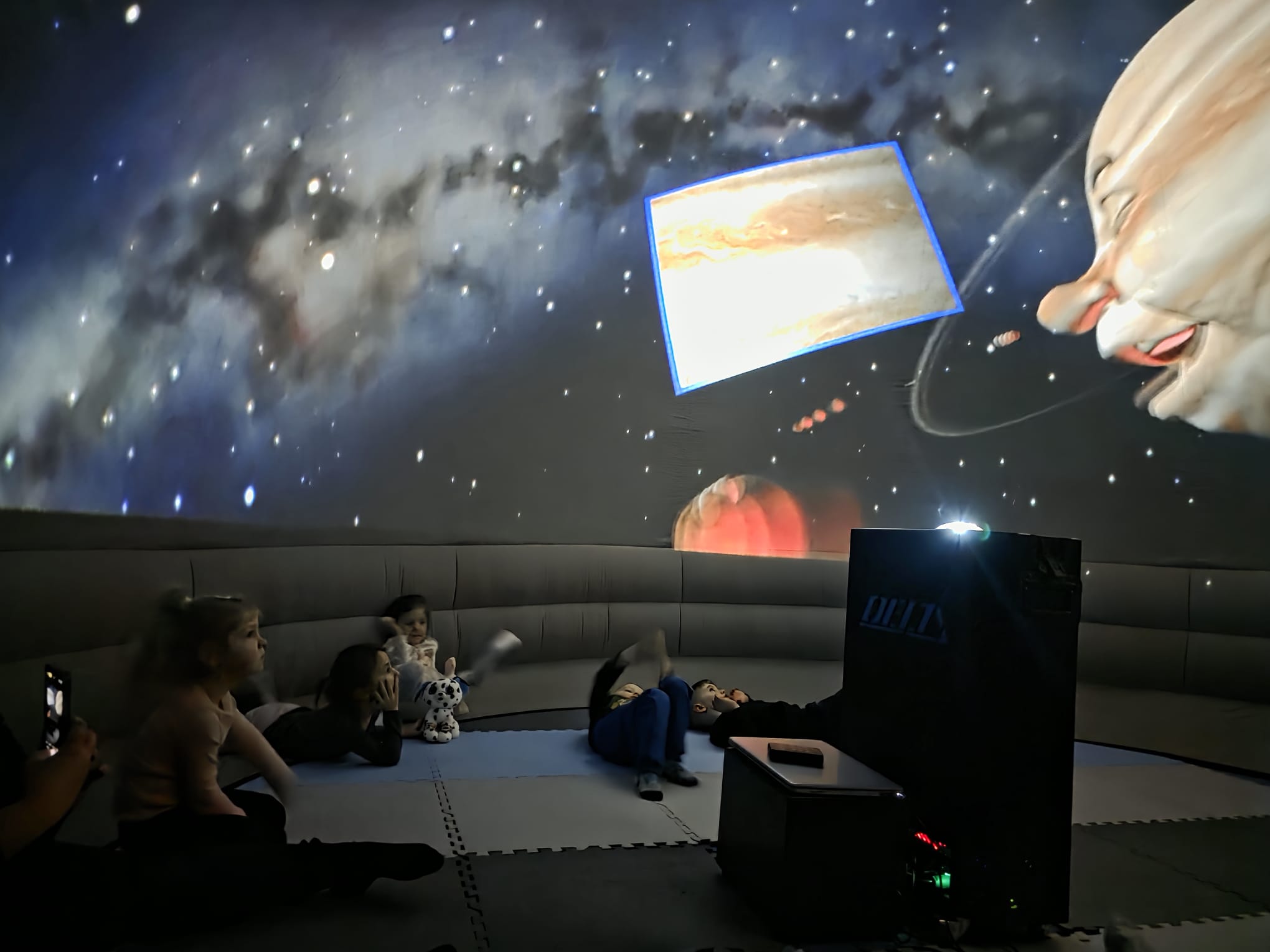 dzieci w planetarium
