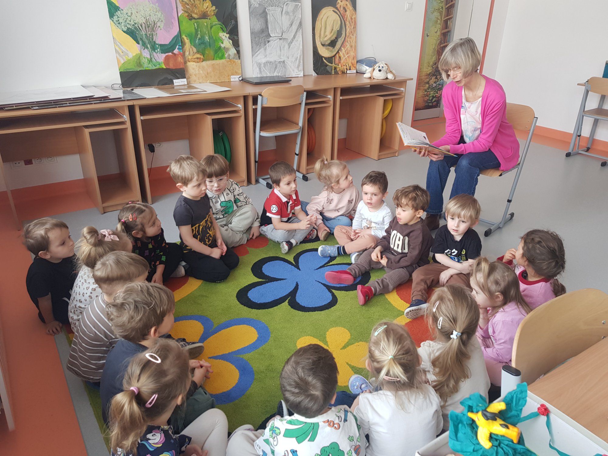 dzieci w bibliotece szkolnej