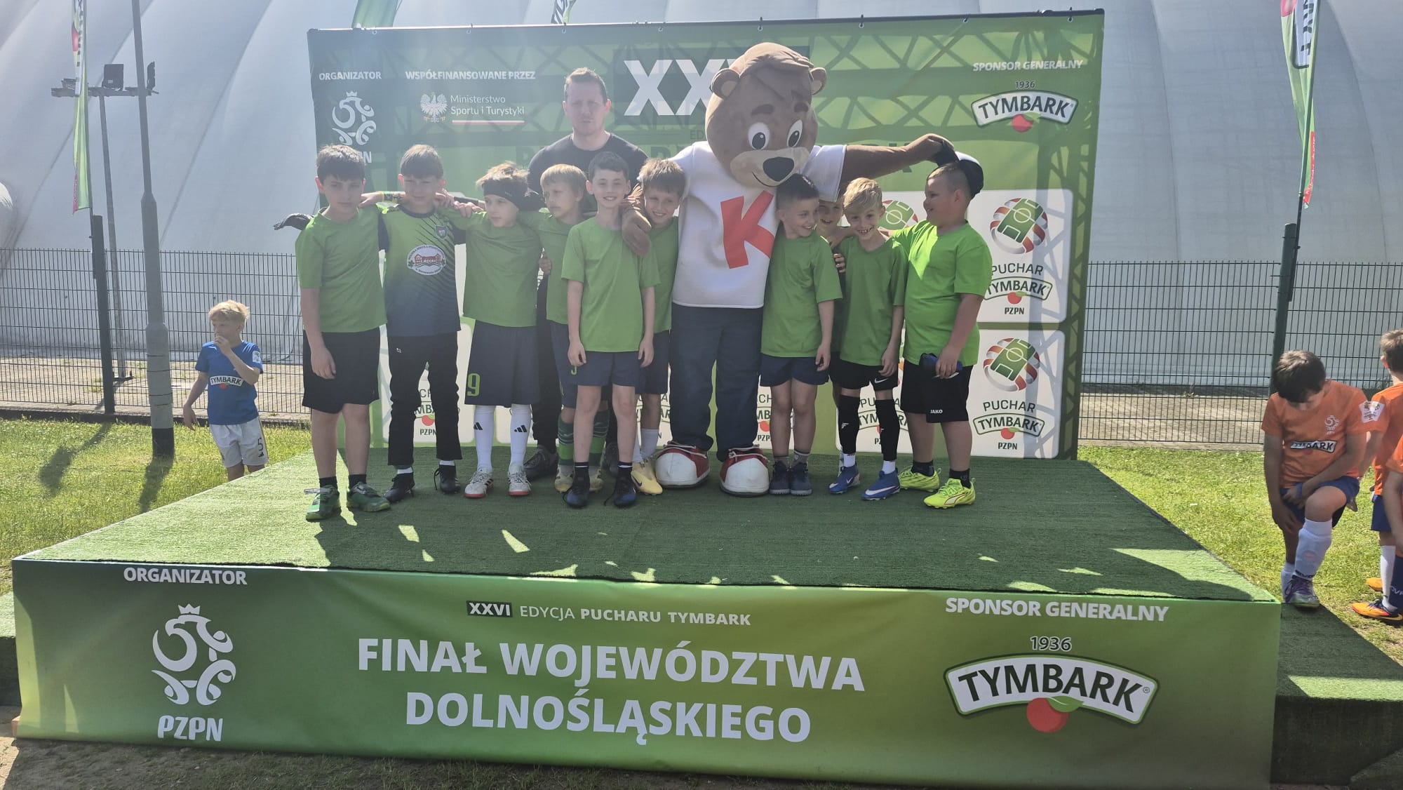 piłkarze na podium