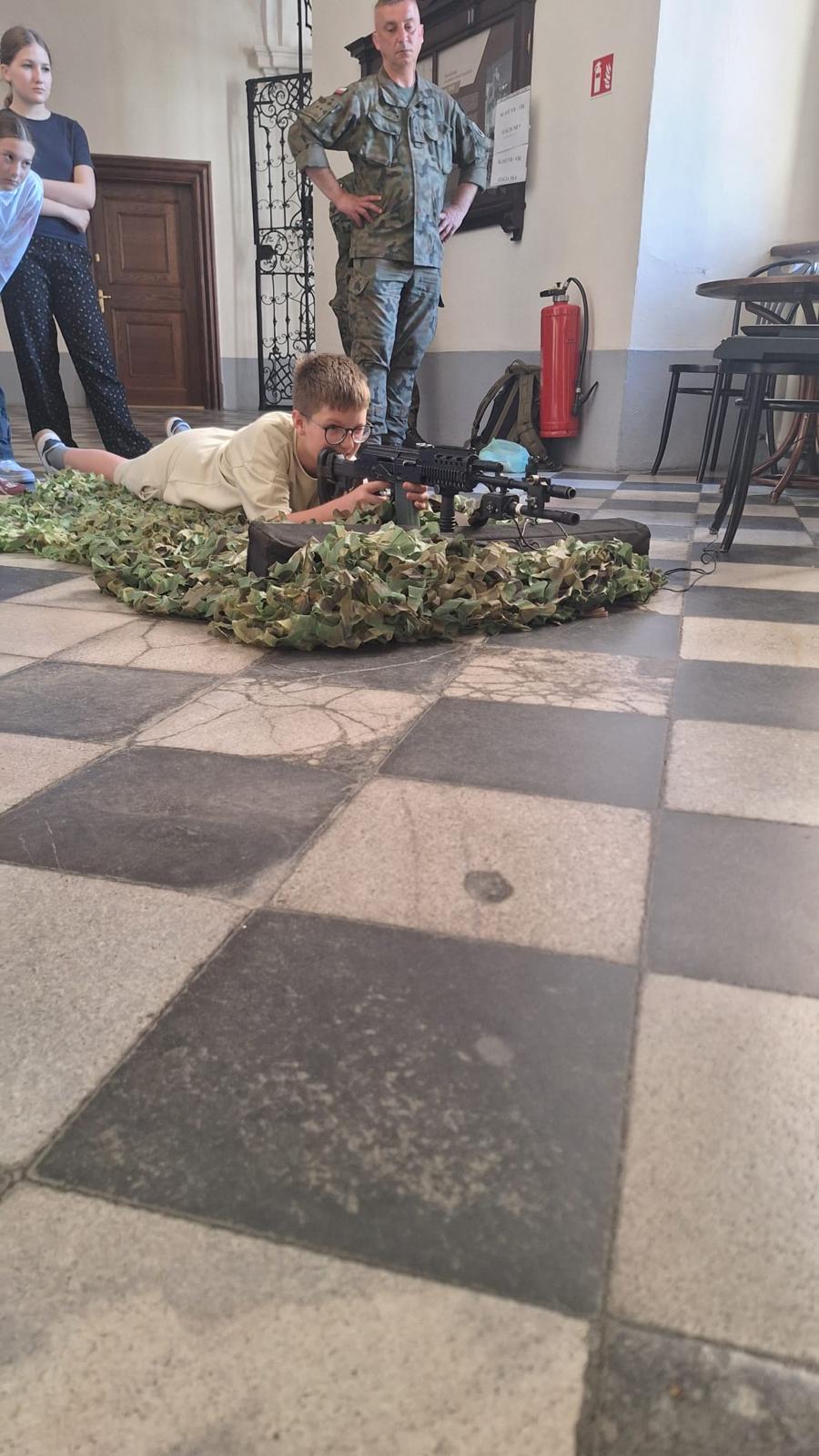 uczniowie z pucharami