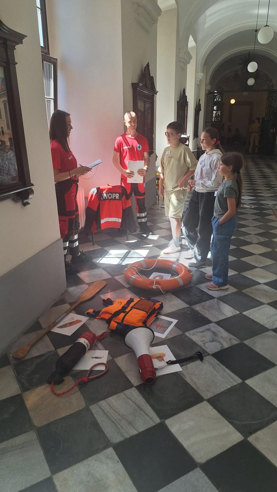 uczniowie z pucharami