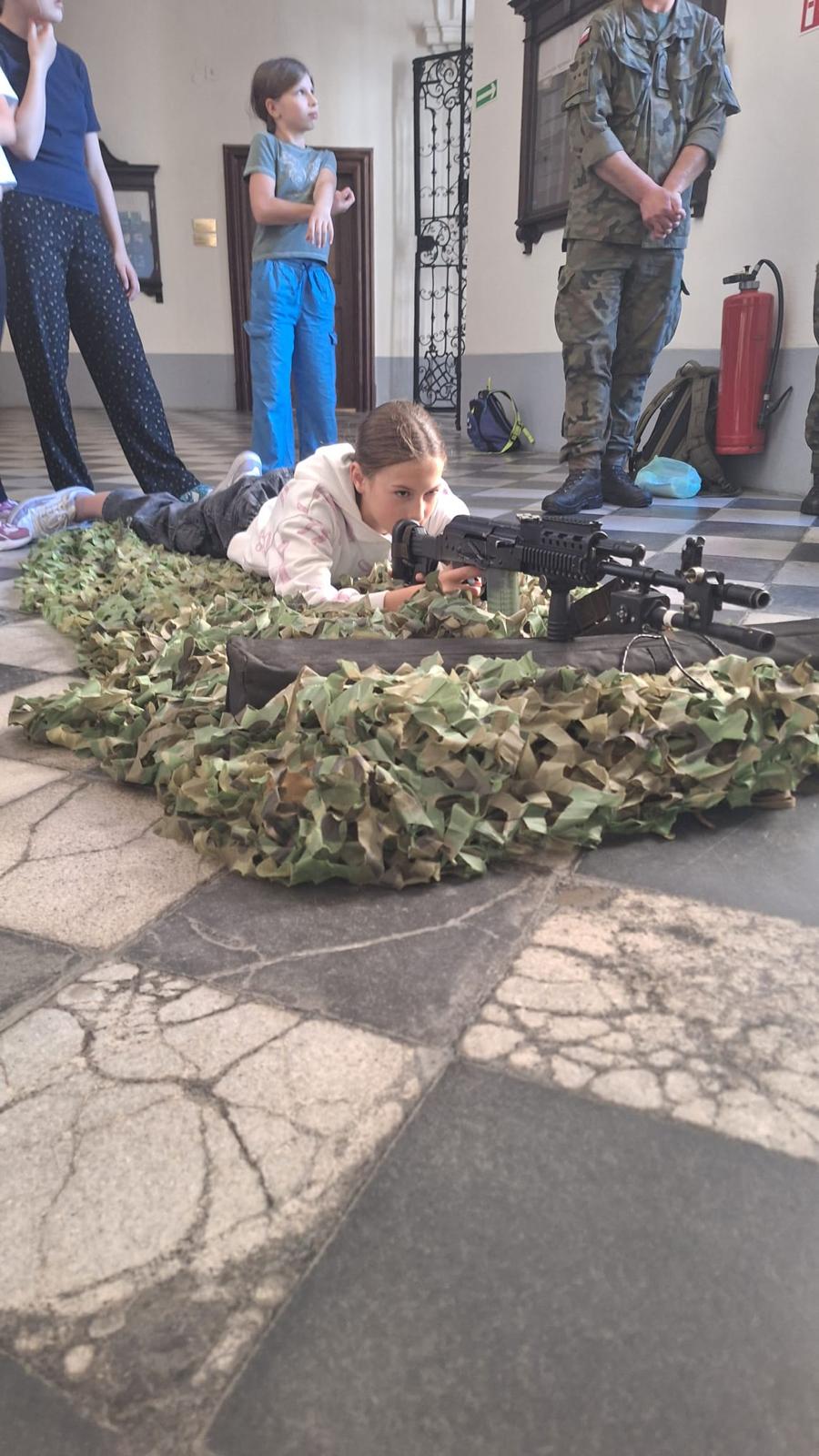 uczniowie z pucharami