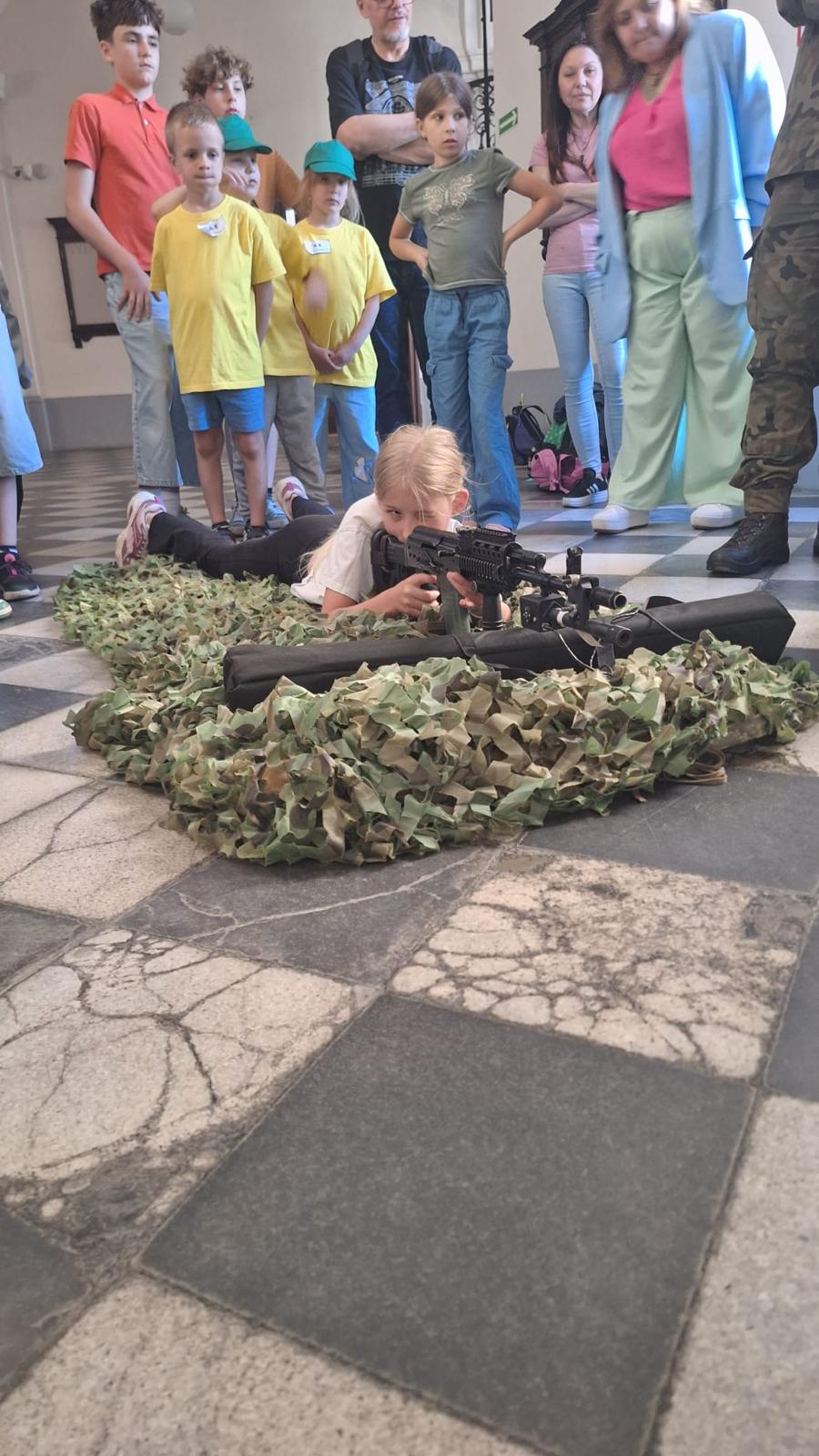 uczniowie z pucharami