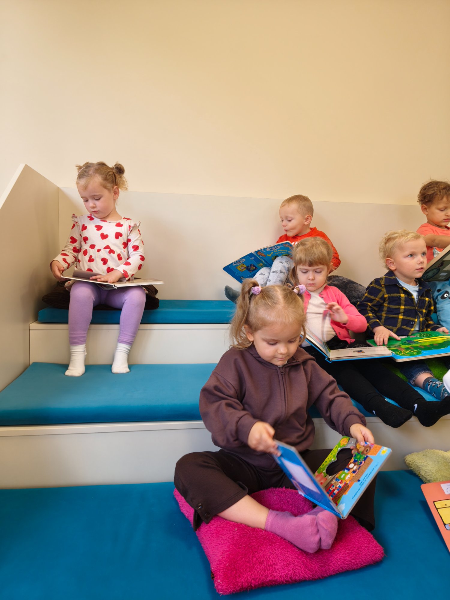 dzieci na wycieczce w bibliotece