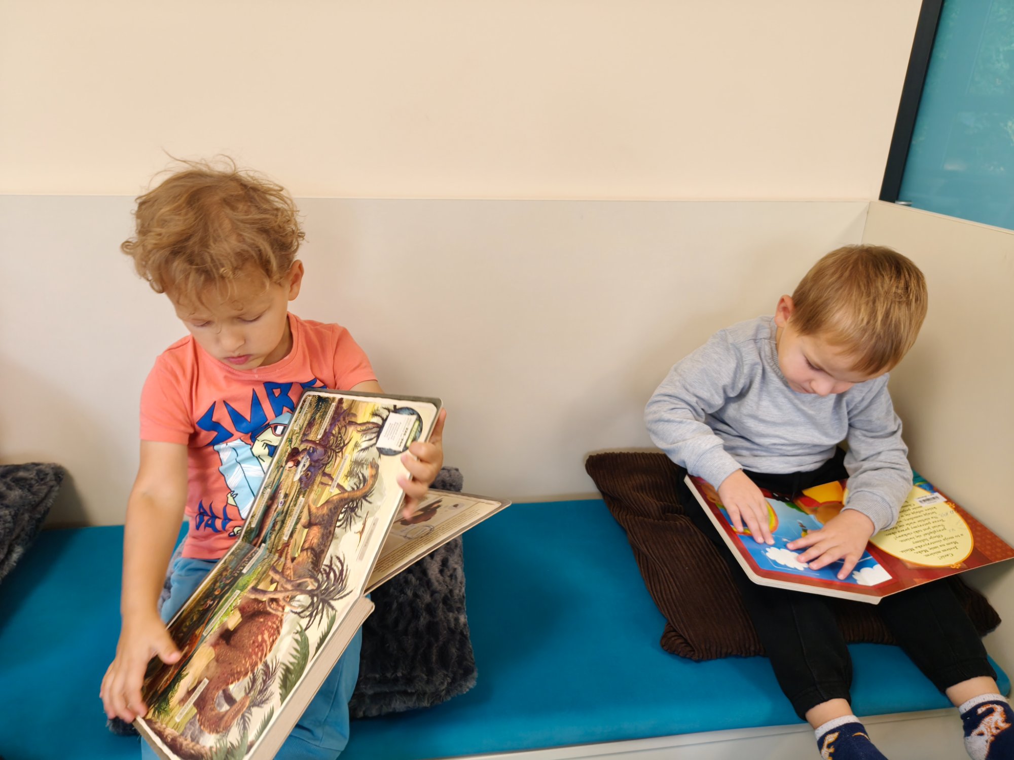 dzieci na wycieczce w bibliotece