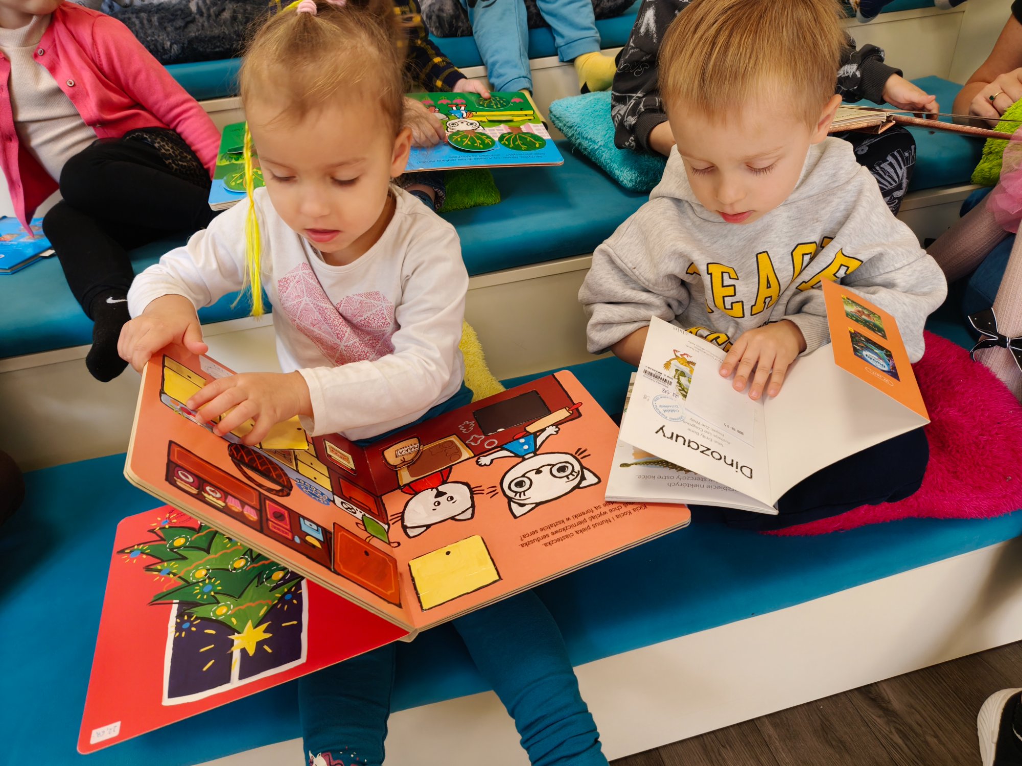 dzieci na wycieczce w bibliotece