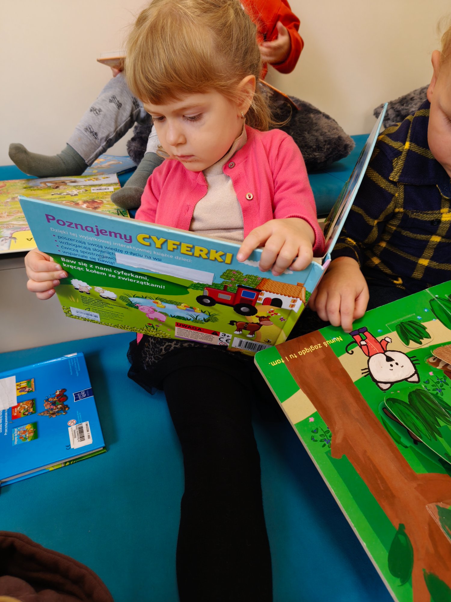 dzieci na wycieczce w bibliotece