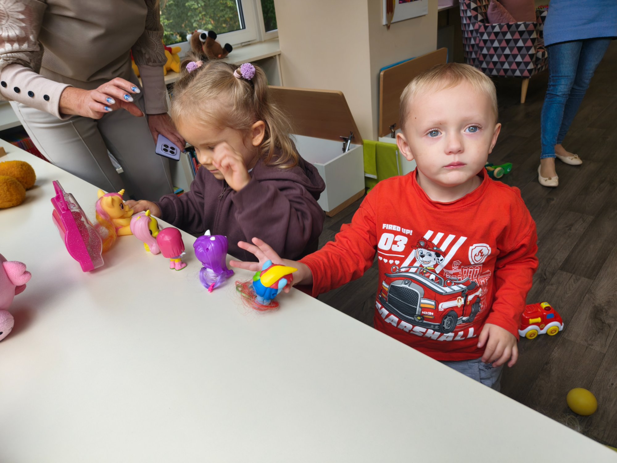dzieci na wycieczce w bibliotece