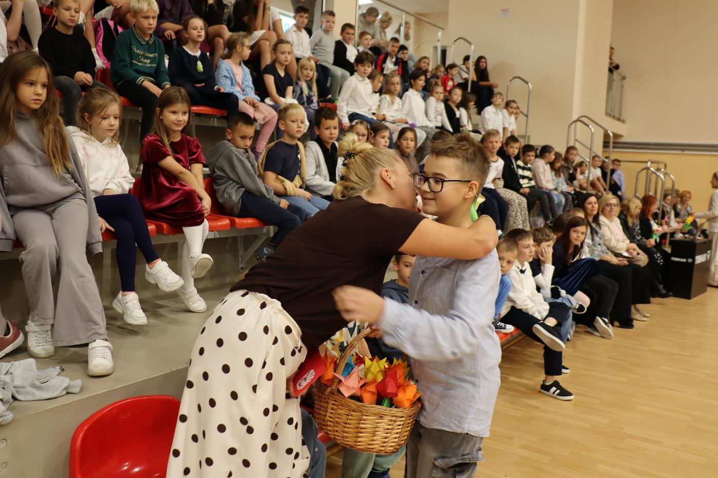 apel z okazji Dnia Edukacji Narodowej - występ uczniów