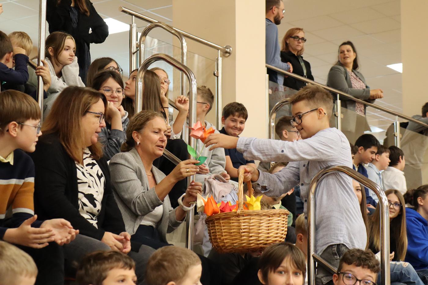 apel z okazji Dnia Edukacji Narodowej - występ uczniów