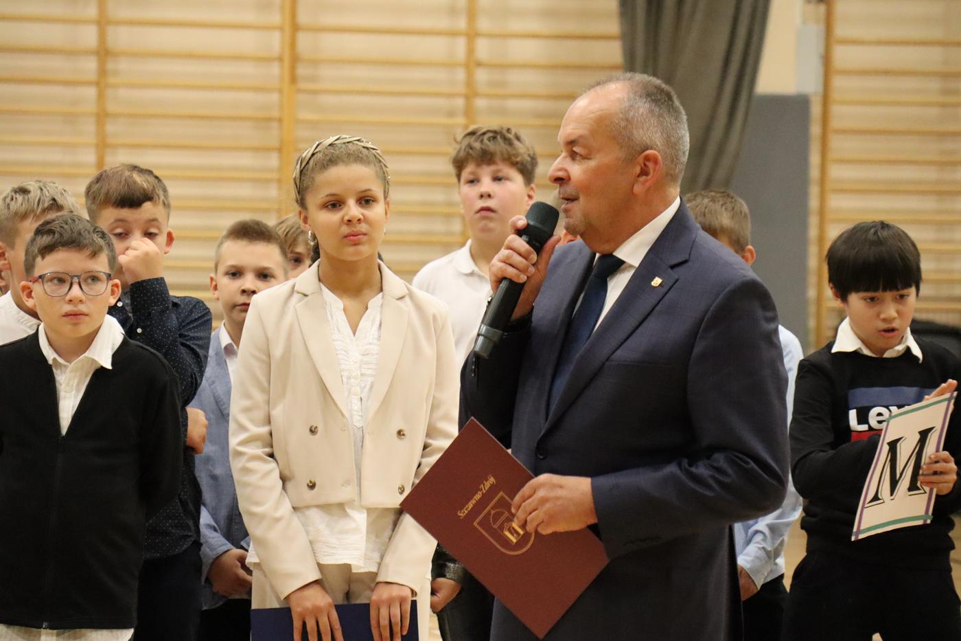 przemawia pan burmistrz